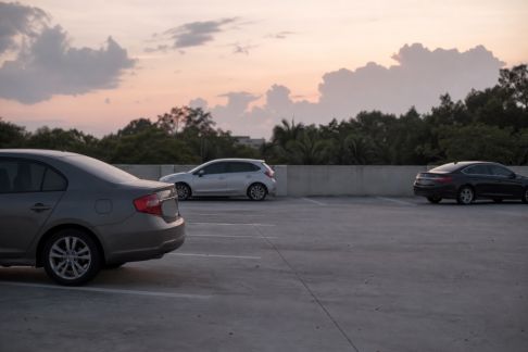Comparatif des solutions pour stationner la nuit en toute sécurité
