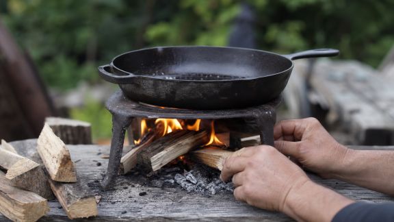 Initiation à la cuisson au feu de bois : techniques simples à maîtriser