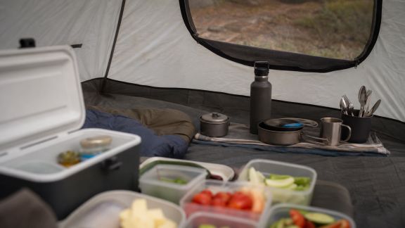 Bien conserver ses aliments quand on cuisine sous la tente