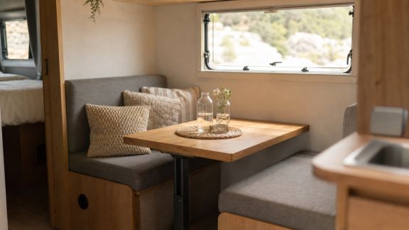 Créer un coin repas convivial dans une petite cellule mobile