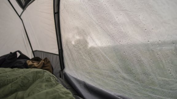 Comment gérer l’humidité et éviter la condensation sous la tente