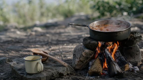 Cuisine au feu de bois : conseils pratiques pour bivouac réussi