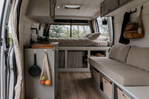 10 astuces ingénieuses pour gagner de la place dans un petit van