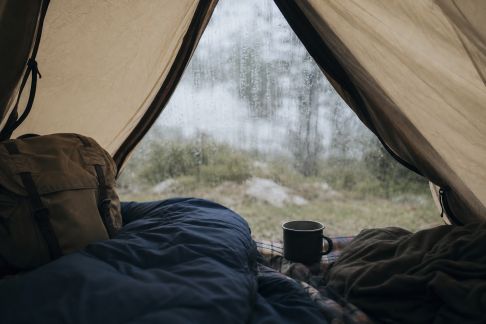 Comment faire face à une météo capricieuse sous la tente