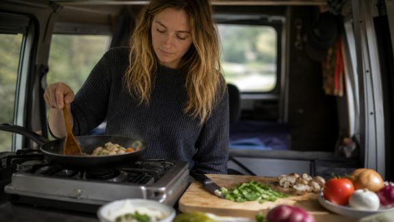 L’art de cuisiner en van : organisation, recettes rapides et astuces