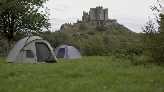 Top des spots historiques où camper face à des châteaux remarquables