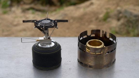 Que choisir entre réchaud à gaz et réchaud à alcool pour partir léger ?